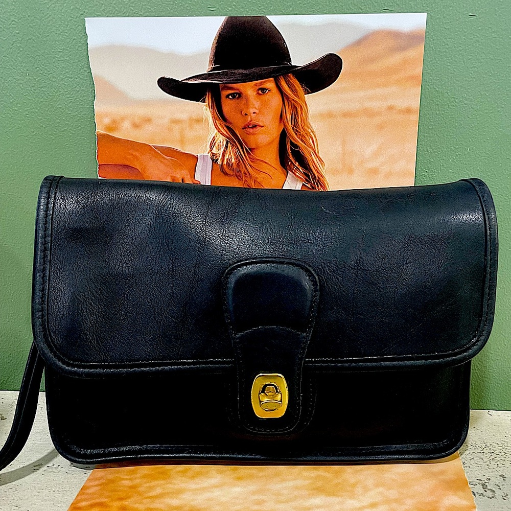 Coach vintage wristlet purse. Rare. Gorgeous condition no patina on the brass.